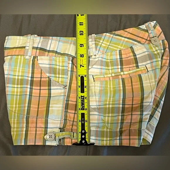Mossimo Suppy Co. Size 3 girls plaid shorts with leg button detail - Picture 5 of 8